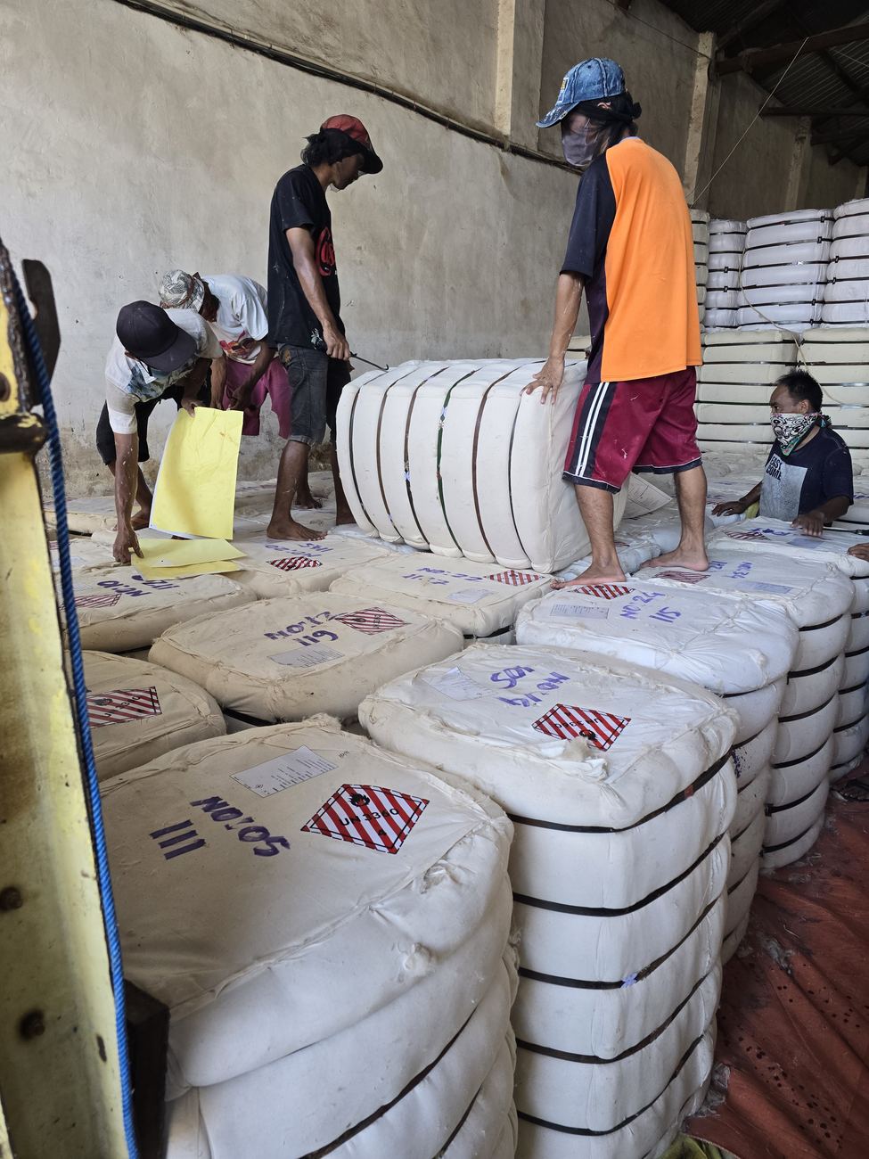 Sorting and tagging bales by grade before loading