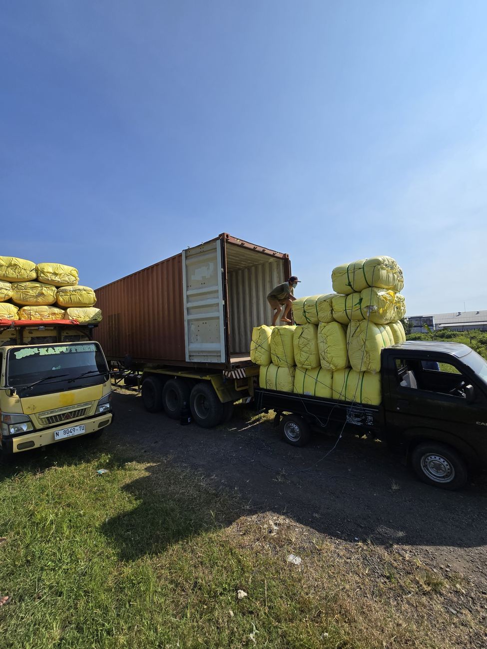 Loading pressed bales onto the truck